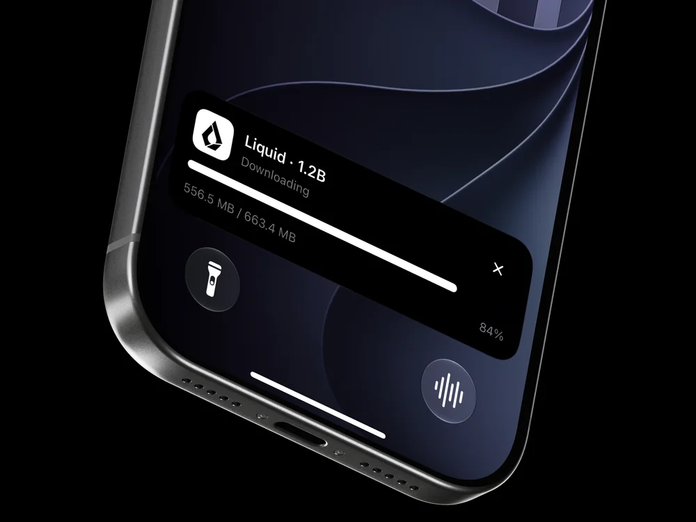 Imagen promocional de Lapis: progreso de descarga de un modelo Liquid en una Live Activity de iPhone.